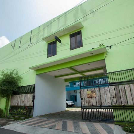 Reddoorz Syariah At Kartohardjo Madiun Hotel Luaran gambar